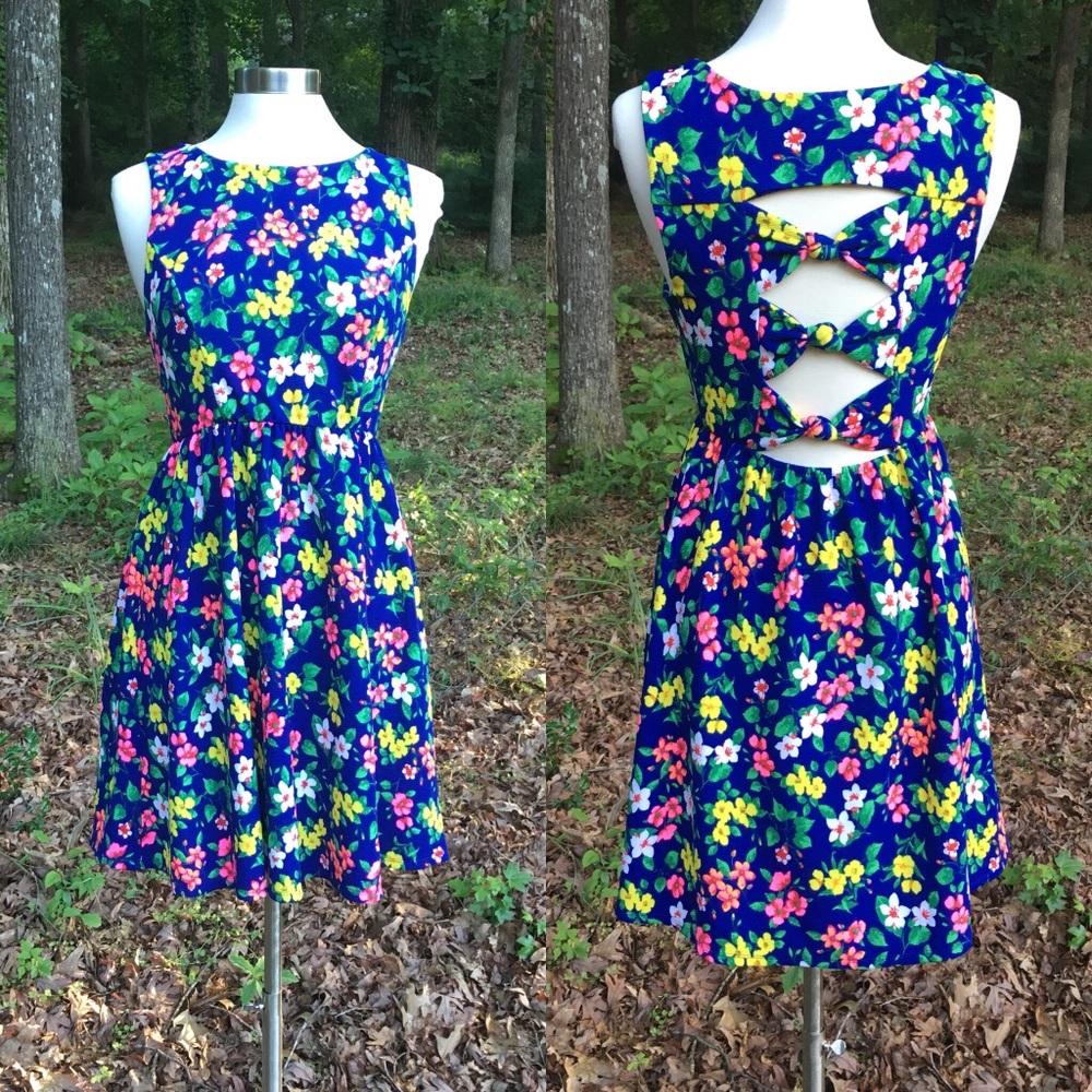 Monteau Los Angeles Floral Open Back Dress